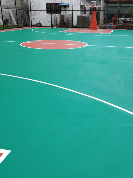  球场长期使用易出现地面开裂